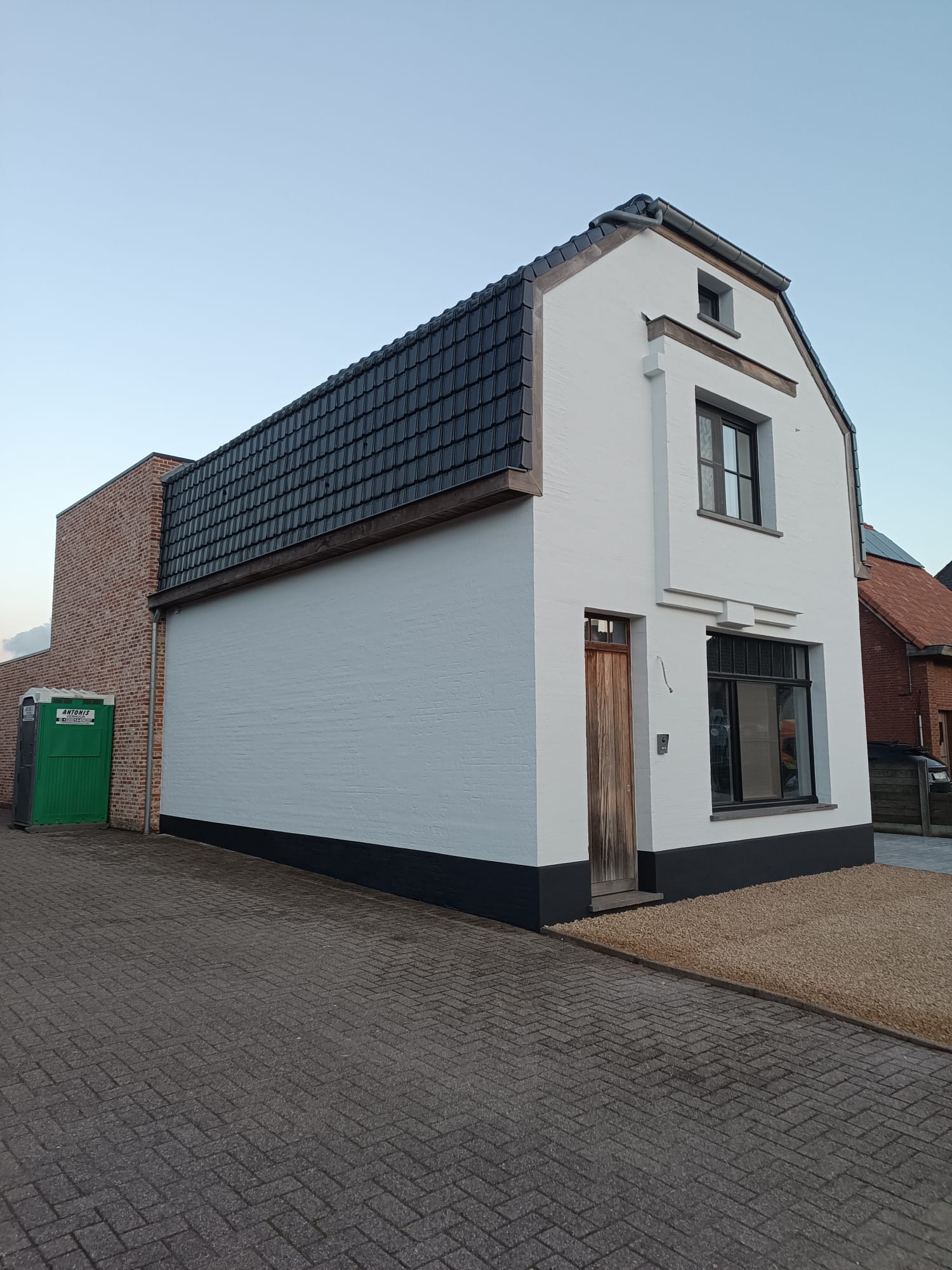 Het kaleien van de gevel te Oostmalle